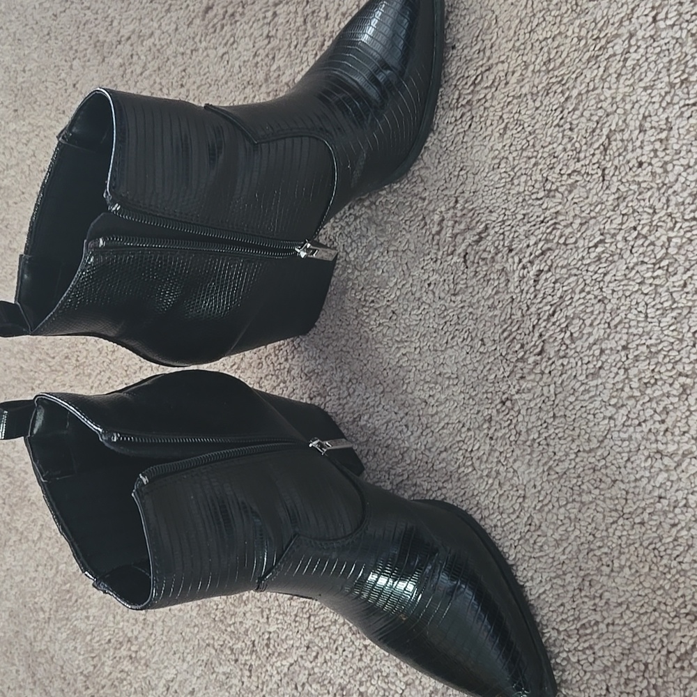 The Drop Black Textured Ankle Boots